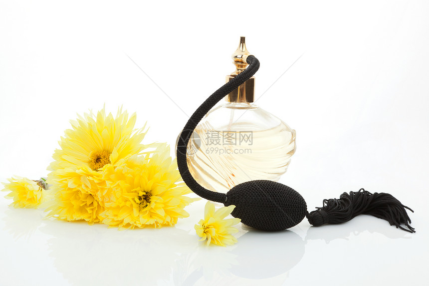 古老的香水和黄色花朵图片