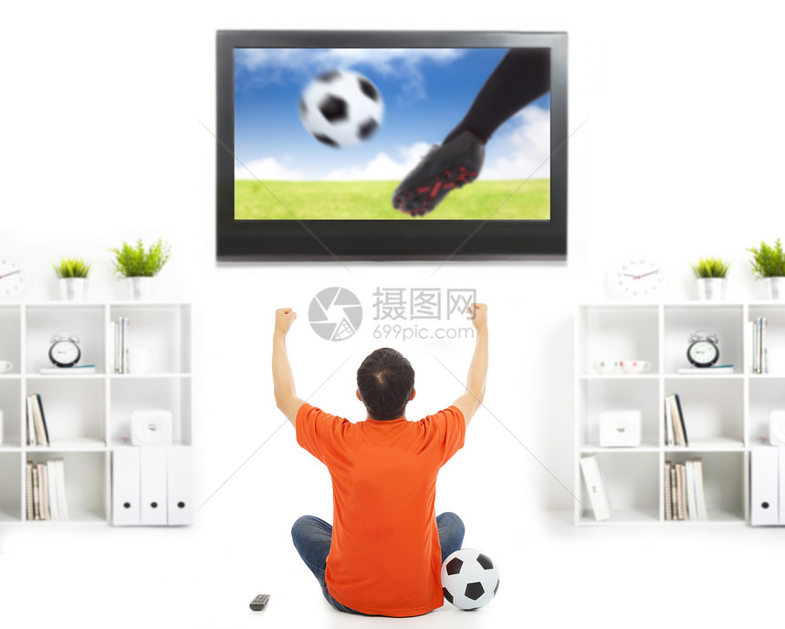 欢乐的球迷观看足球比赛和举起手锦标赛胜利幸福屏幕闲暇游戏男性电视房间男人图片