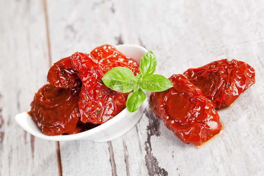 美味的干西红柿蔬菜草药烹饪活力食物美食树叶红色宏观白色图片