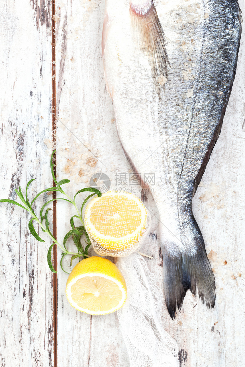 海鲜鱼 柠檬和草药鱼 顶级风景图片