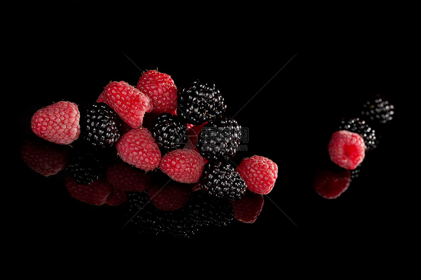 草莓和黑莓团体浆果水果红色奢华维生素食物黑色图片