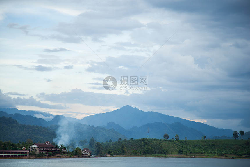 河流的天空和山岳季节空气阳光环境溪流岩石旅游爬坡森林风景图片