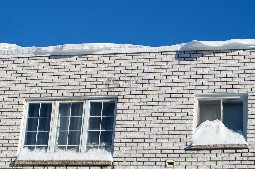 屋顶和窗户下雪的房子图片