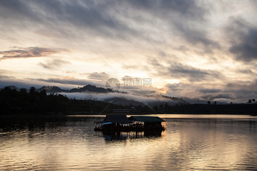 河边的拉夫特土地山脉岩石竹子木头爬坡风景小屋森林水库图片