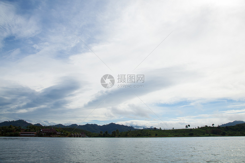 天空 山和河流土地顶峰山脉天气场地风景季节旅行场景岩石图片