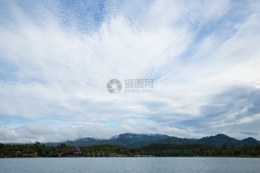 天空 山和河流海浪薄雾场地旅游顶峰场景荒野蓝色山坡岩石图片