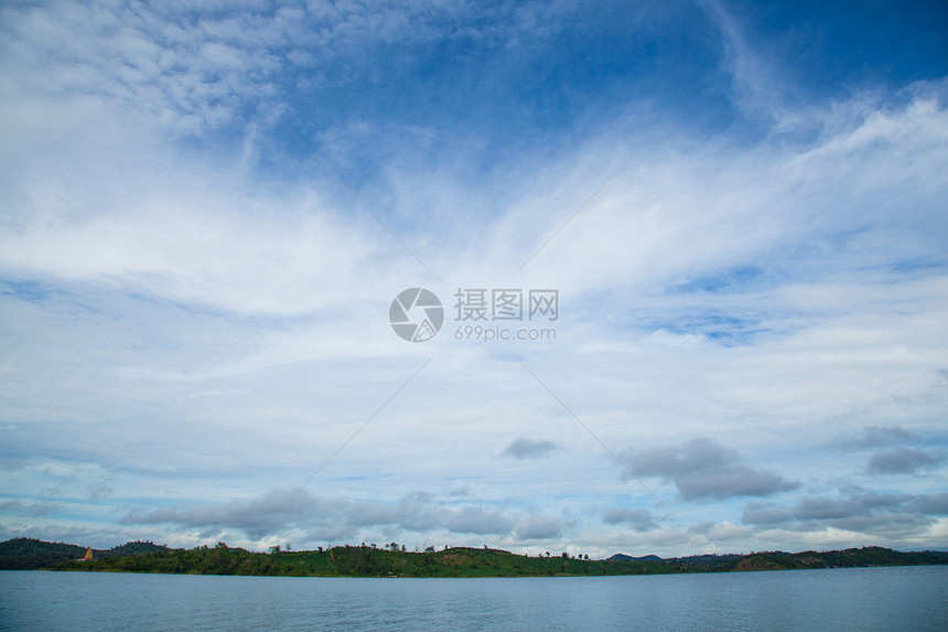 天空 山和河流荒野顶峰旅游山脉蓝色森林风景爬坡海浪山坡图片