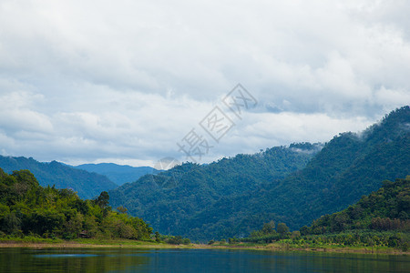 天空 山和河流蓝色旅行季节爬坡岩石山脉山坡场地场景荒野背景图片