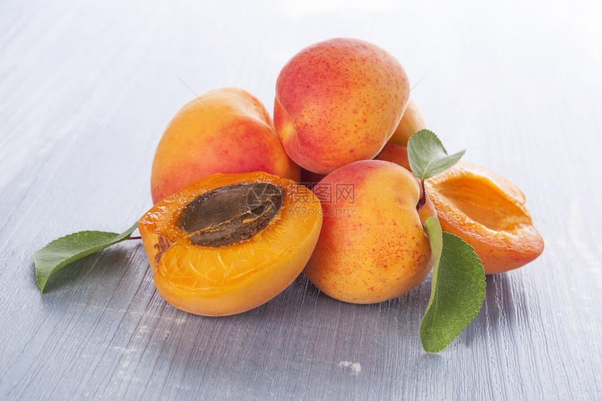 新鲜的价钱核心橙子维生素营养叶子杏子横截面收成蓝色健康饮食图片