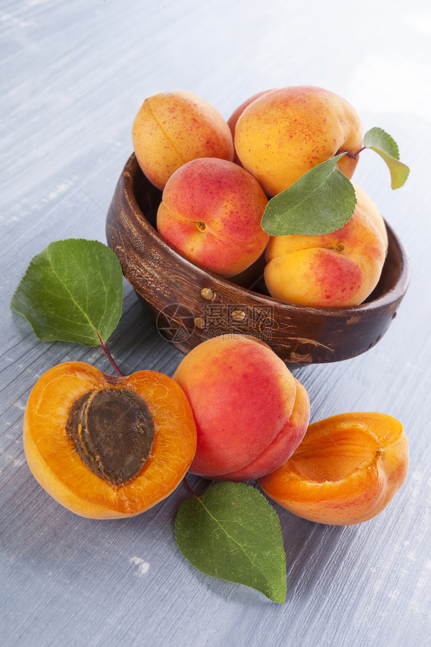 新鲜的杏子维生素食物叶子核心健康饮食乡村橙子水果蓝色收成图片