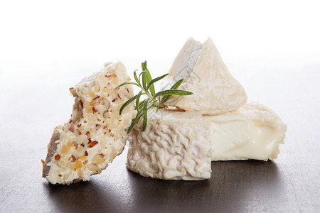 餐饮奶酪吃产品收藏奶制品美食食物切菜板小吃美味桌子草药背景图片