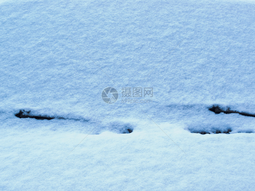 纯净的白色新鲜雪花覆盖车挡风玻璃图片