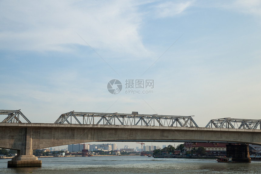 河对面的铁路桥图片