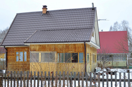 住宅区里的木屋定居平房栅栏村庄房子小屋背景图片