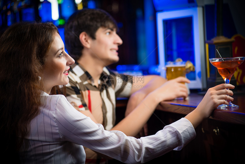 酒吧里的年轻女人闲暇玻璃娱乐餐厅成人享受派对女士女性乐趣图片