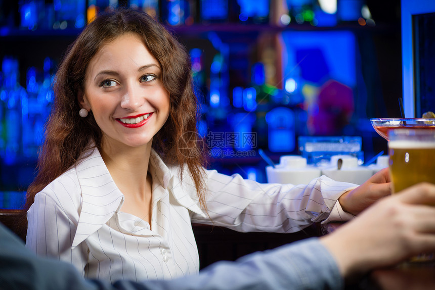 酒吧里的年轻女人快乐玻璃俱乐部乐趣夜生活闲暇享受成人咖啡店女性图片