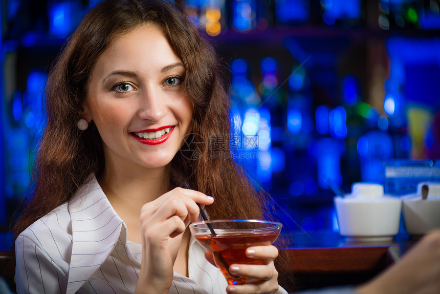 酒吧里的年轻女人夜生活乐趣微笑快乐派对餐厅玻璃俱乐部咖啡店闲暇图片