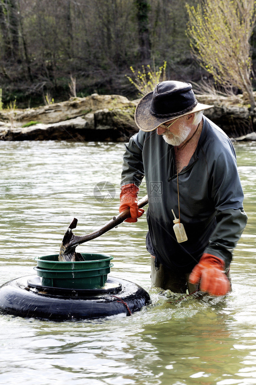 法国的黄金开采者探矿者溪流矿业仪器矿物乐趣环境花园掘金洗涤图片