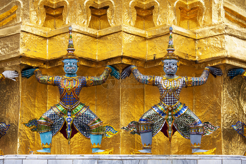 环绕寺庙的守护者 的金塔 B图片