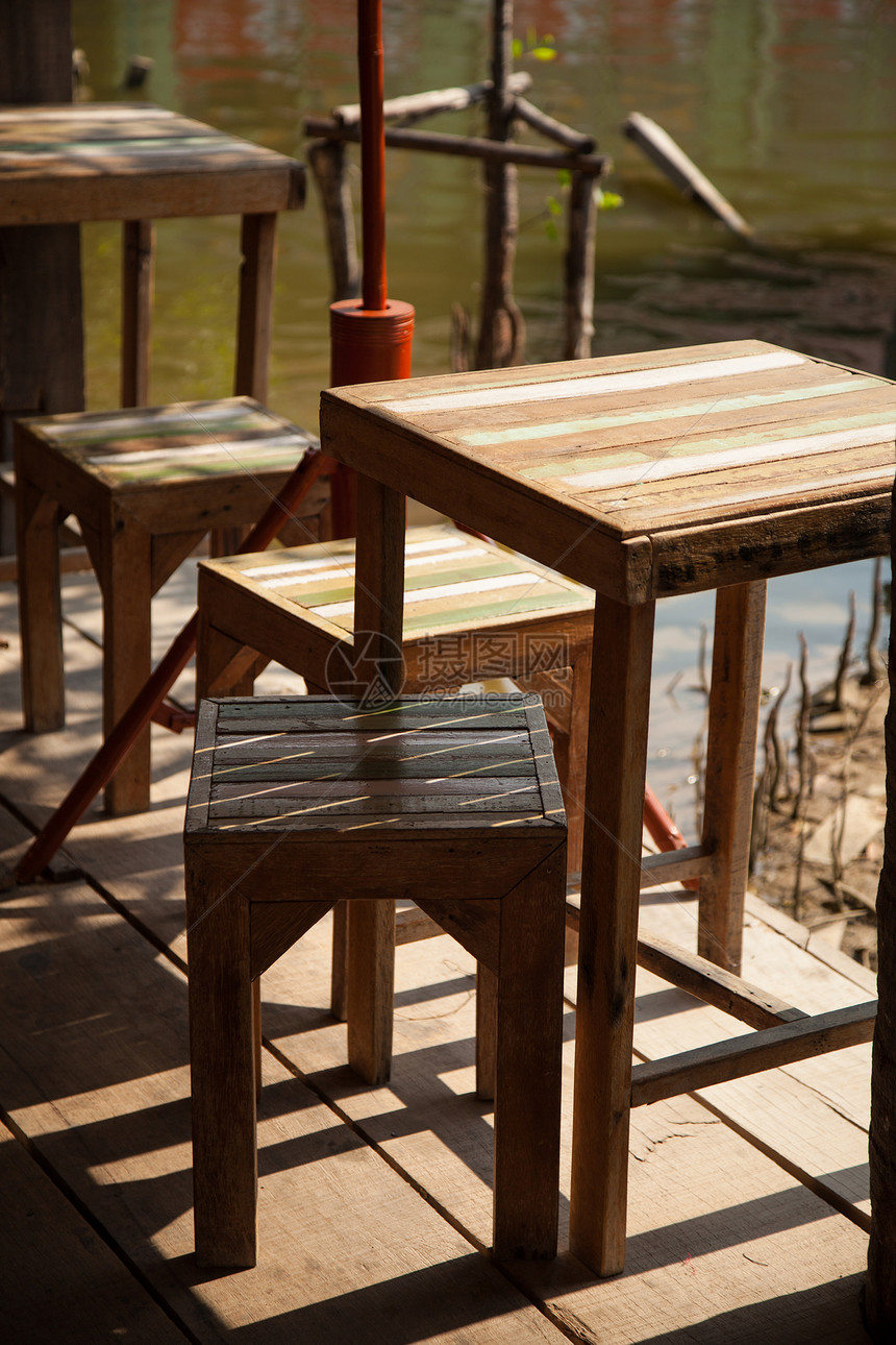 桌子和椅子玻璃环境建筑房间阳台奢华刀具艺术街道餐巾图片