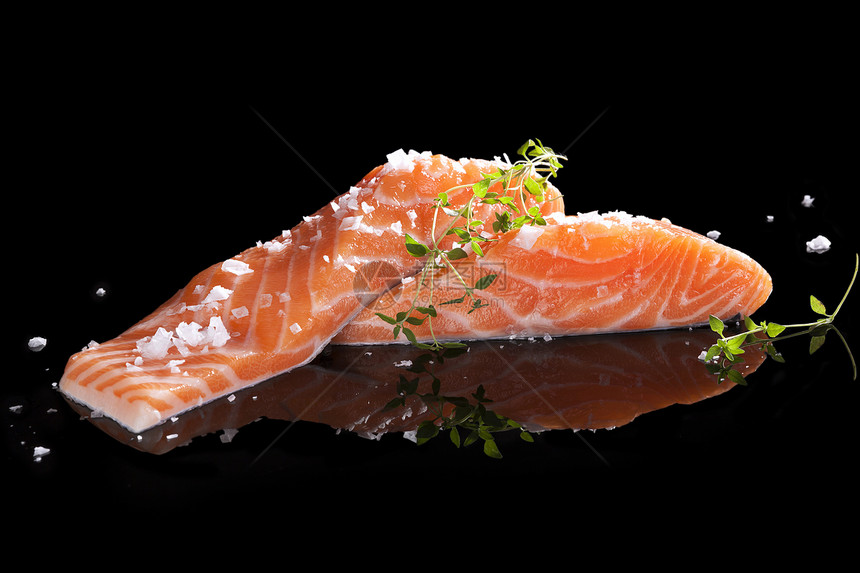 美味鲑鱼水晶黑色奢华橙子鱼片美食草药草本植物烹饪牛扒图片