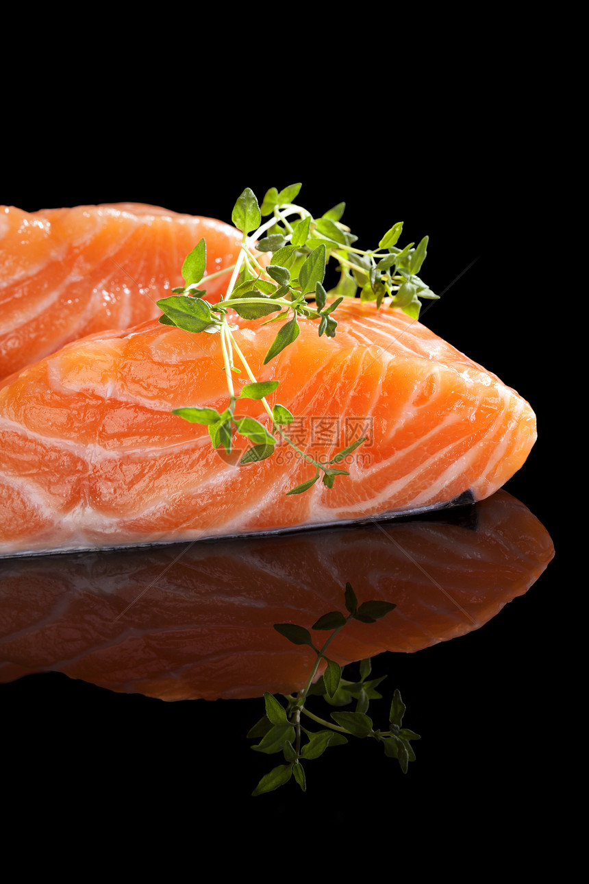 鲑鱼牛排海鲜食物背景美食奢华黑色草药鱼片美味烹饪图片