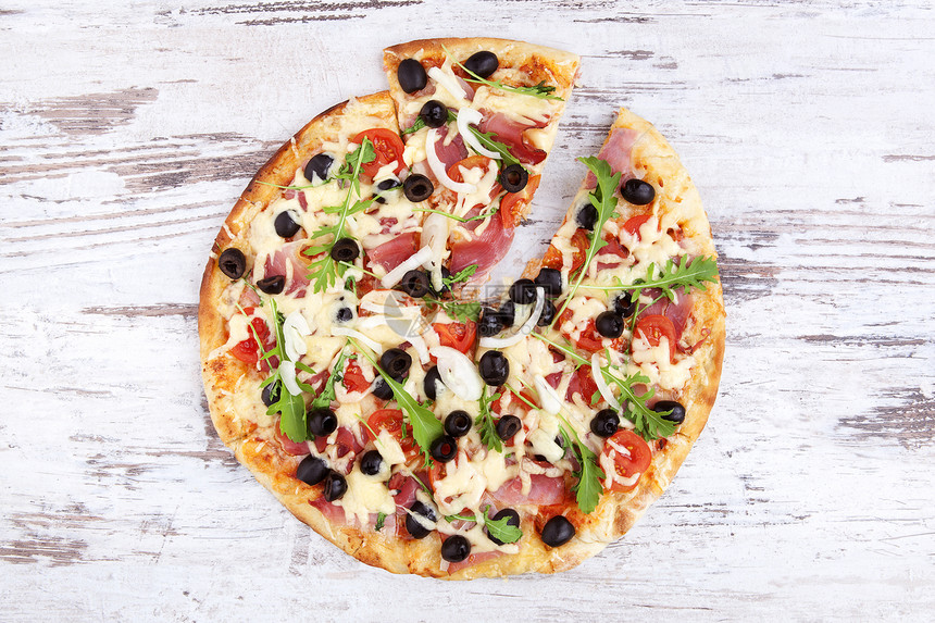 白色木制背景的比萨披萨图片