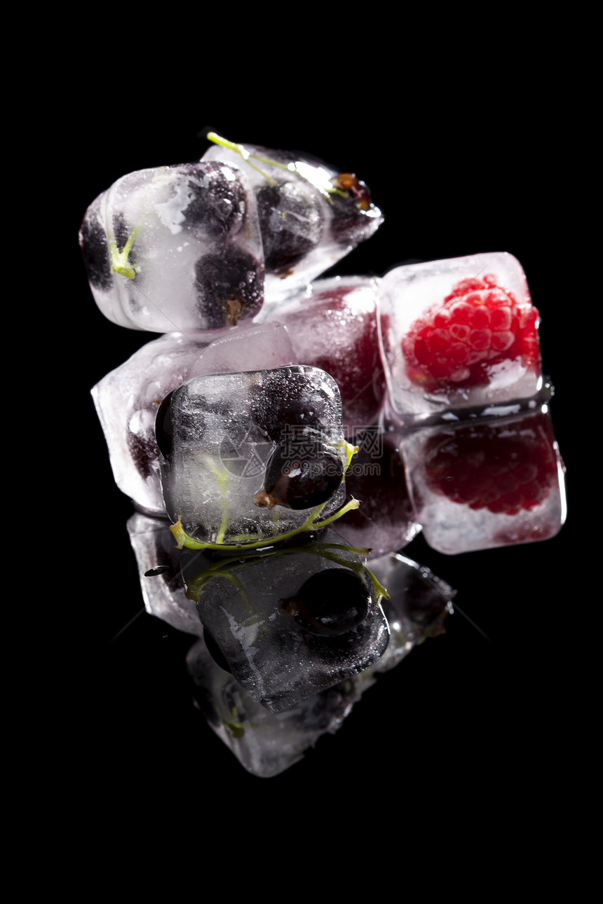 冰块里的水果冻住了图片