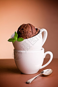 冰淇淋杯甜点巧克力奶制品白色杯子棕色香草食物冰淇淋背景图片