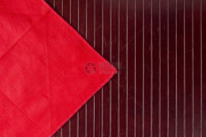 红餐巾纸桌布空间红色桌子检查甲板木板织物产品纺织品图片