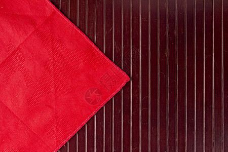 红餐巾纸桌布空间红色桌子检查甲板木板织物产品纺织品背景图片