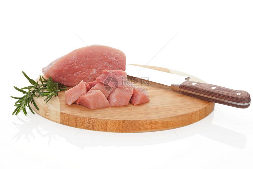 切肉板上的生猪肉图片