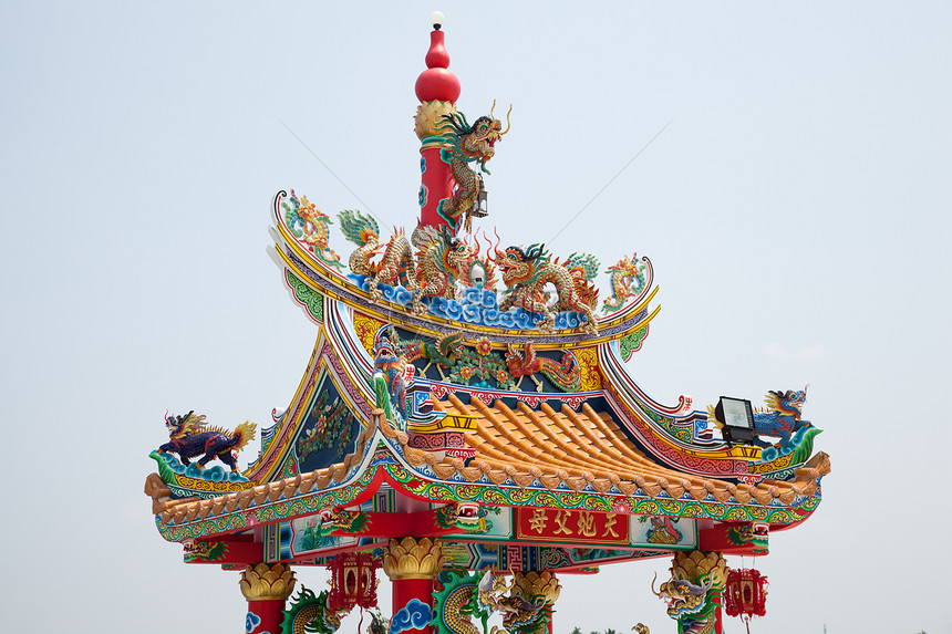 龙雕屋顶古董异国天空寺庙装饰品旅行动物文化情调雕像图片