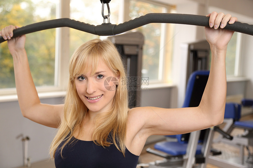 迷人的金发美女 在健身房举重肌肉哑铃重量训练运动女性身体权重活力运动员图片