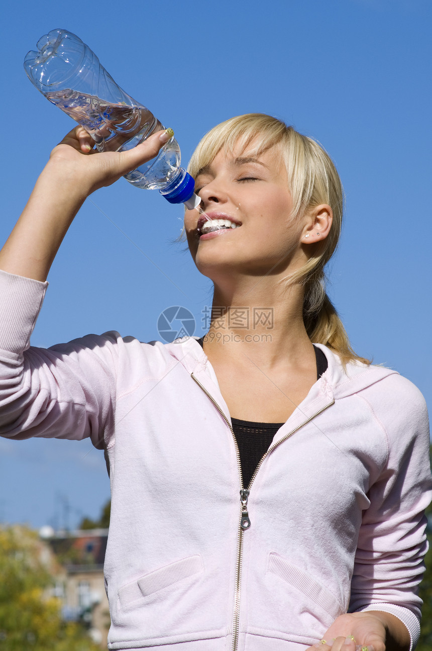 饮用水女性瓶子身体蓝色水合物天空享受金发公园运动图片