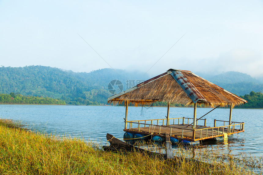 湖边小屋的边缘树木旅行建筑农村风景薄雾村庄木头森林植物图片