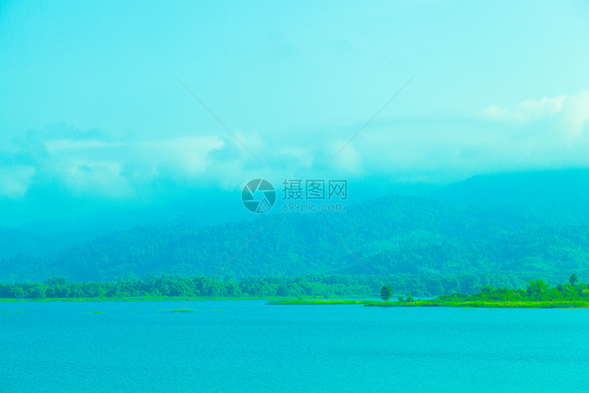 湖野生动物天气反射薄雾森林顶峰太阳荒野爬坡蓝色图片