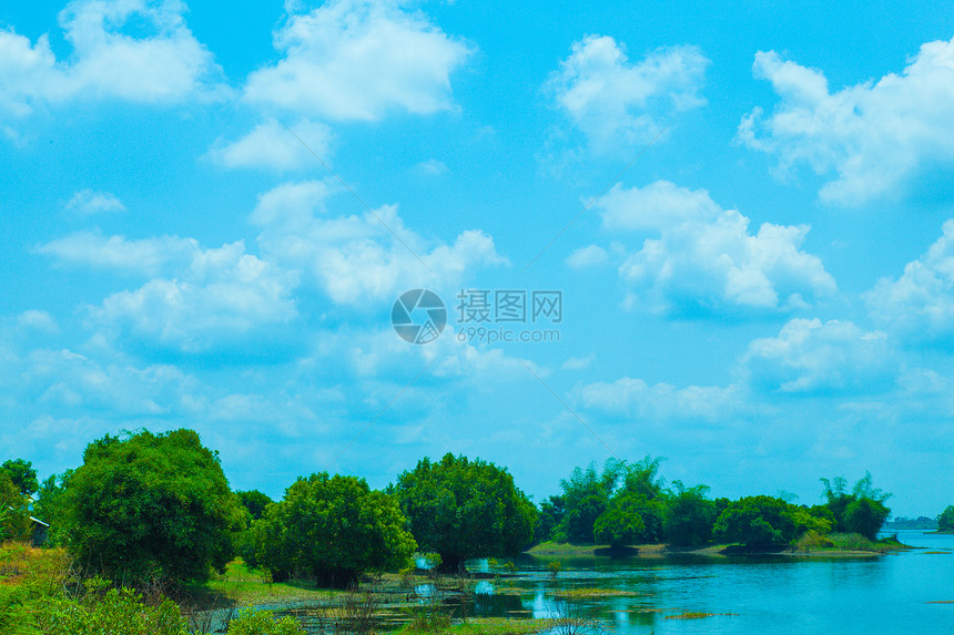 河流及其河岸蓝色木头场地季节阳光晴天天空岩石环境旅游图片