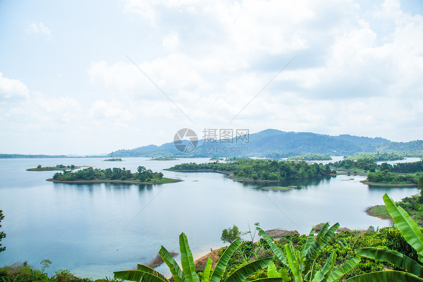 景色优美的山脉 岛屿和森林阳光游客天空荒野国家旅行岩石场景太阳爬坡图片