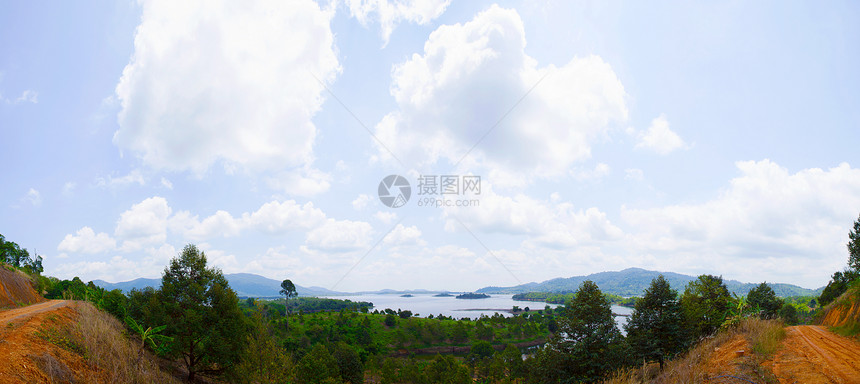 山地 岛屿和森林的全景旅游游客太阳旅行场景蓝色支撑木头国家阳光图片