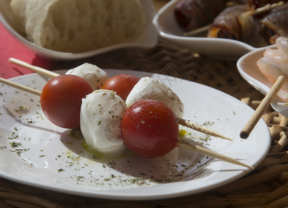 配西红番茄莫zzarella奶酪的塔帕斯板高清图片
