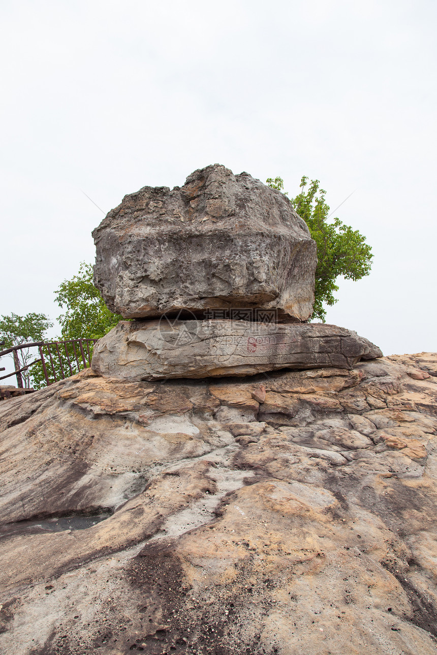 悬崖上的观察点红色旅游天空公园旅行峡谷石头风景季节假期图片