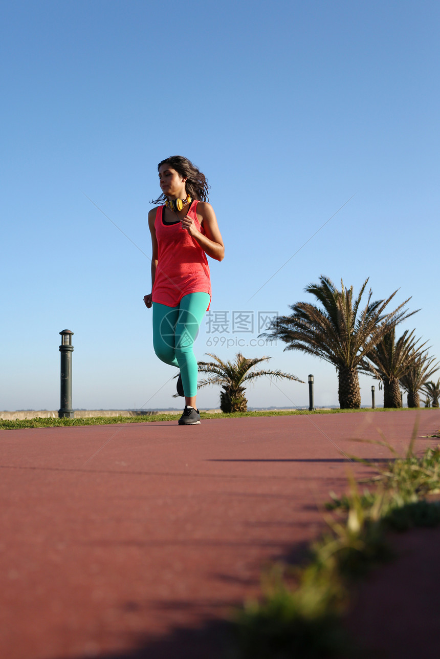 正在运行的妇女女性街道日落赛跑者自由拉丁女孩海滩爆炸蓝色图片