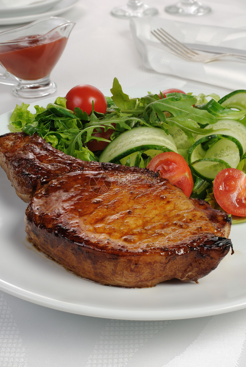 磨牛排和肉上蔬菜鱼片烹饪猪肉西红柿饮食小吃午餐盘子熏肉自助餐图片