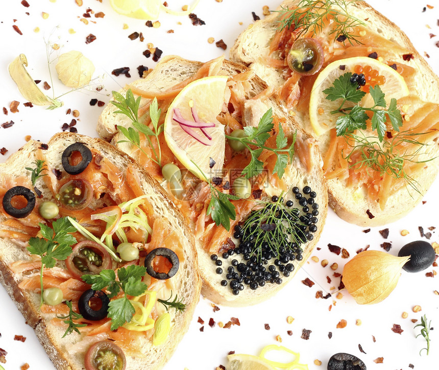 含有熏鲑鱼的三明治风格小吃早餐产品柠檬海鲜面包蔬菜熏制美食图片
