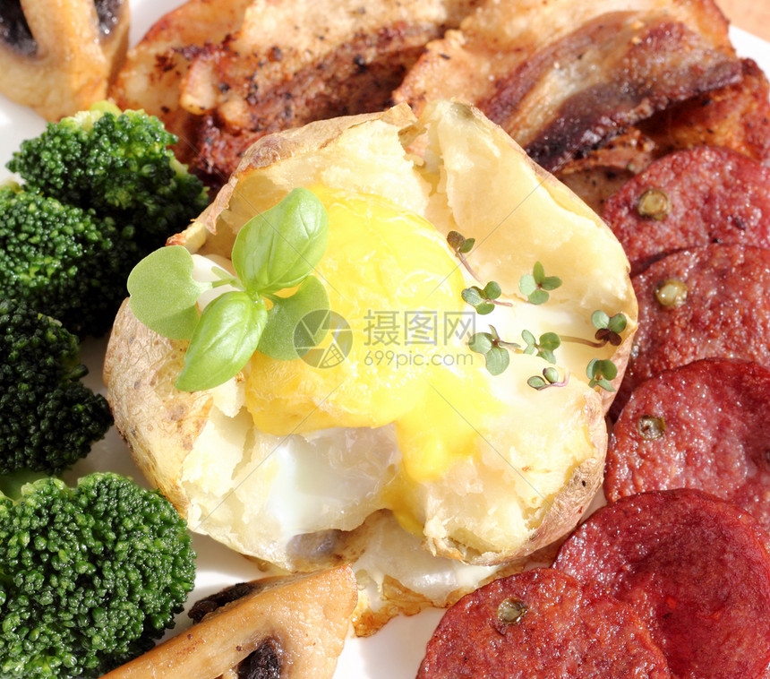 营养开胃菜食物蛋黄散列熏肉盘子土豆黄色早餐黄油香肠图片