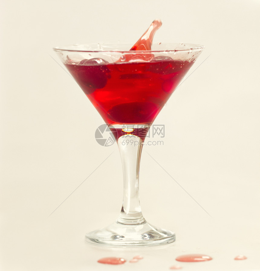 倒在马提尼玻璃杯中的滴水运动气泡饮料酒精雨滴飞溅紫色液体图片