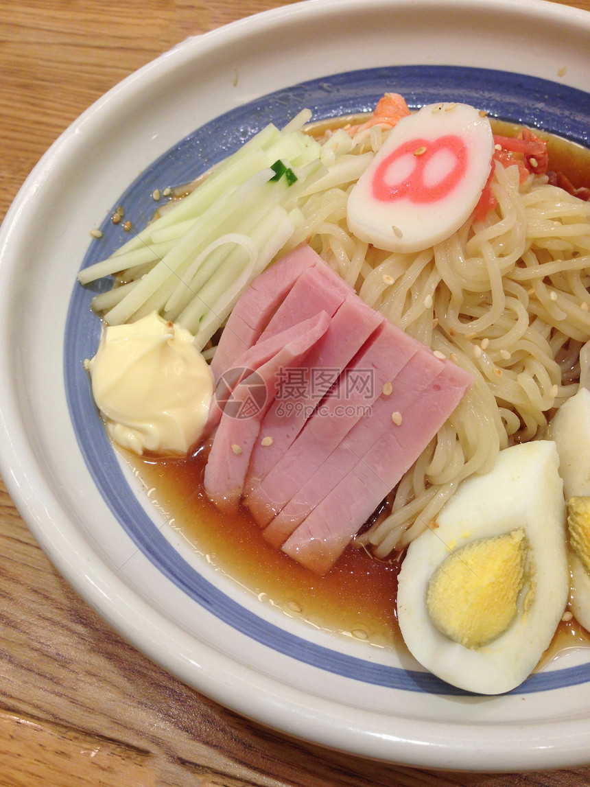 冰冷的雷门火腿和鸡蛋加柠檬酱食物拉面午餐冷面黄瓜食品烹饪蔬菜猪肉面条图片