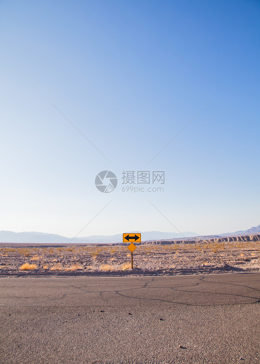 方向指示沙漠黄色交通概念死亡天空路牌旅行商业战略图片