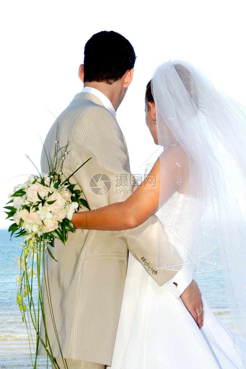 夫妻笑着快乐的结婚情侣玫瑰男人婚姻妻子成人丈夫花朵白色绿色女士图片
